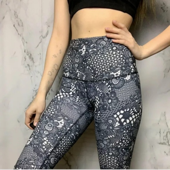 LULULEMON Pretty Lace Black White WUNDER UNDER Lattice Floral Crop Leggings Sz 6 - Picture 4 of 15